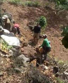 Talud Longsor Akibat Hujan Deras, Warga Sigap Langsung Perbaiki